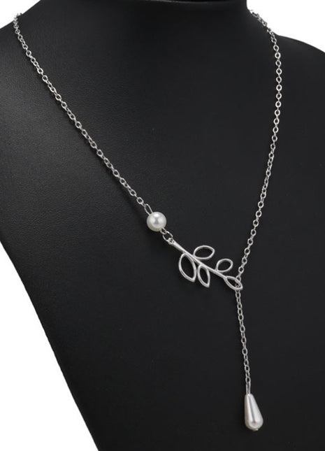 Elegant European Style Pearl Leaf Pendant Necklace for Women, Fashion Accessory