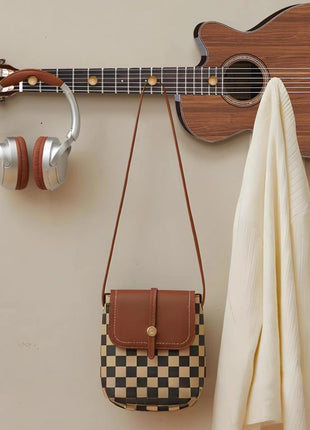 Creative guitar-shaped coat rack decorative painting behind the front key hanger