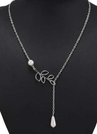 Elegant European Style Pearl Leaf Pendant Necklace for Women, Fashion Accessory