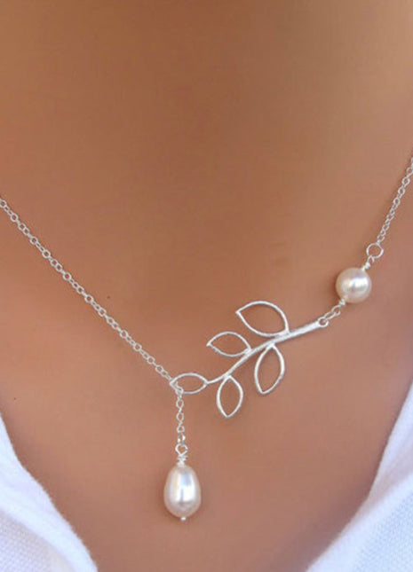 Elegant European Style Pearl Leaf Pendant Necklace for Women, Fashion Accessory