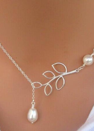 Elegant European Style Pearl Leaf Pendant Necklace for Women, Fashion Accessory