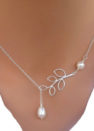 Elegant European Style Pearl Leaf Pendant Necklace for Women, Fashion Accessory